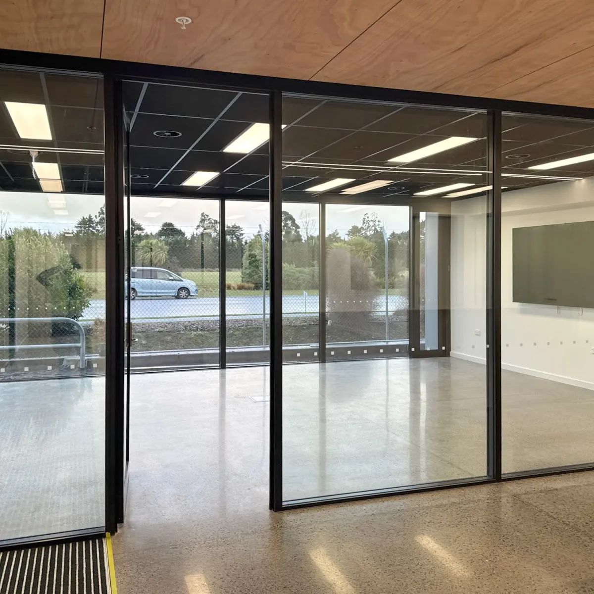 Glass Partition black edges (1)