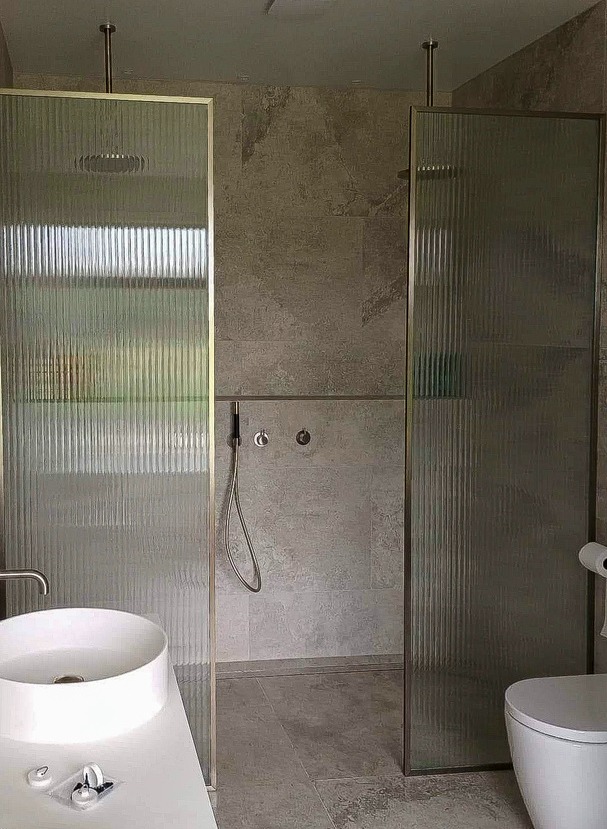 Reeded shower screen and panels